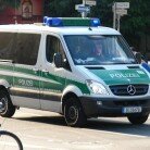 Polizeiwagen beschädigt – Einsatzwagen mit Flasche beworfen