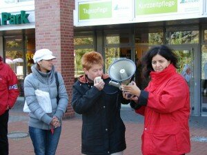 Petra Pau spricht zu den Demonstranten Petra Pau spricht zu den Demonstranten