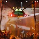 Feuer spuckende Kampfmaschinen begleitet vom ULLAdubULLA Orchester